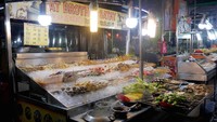 Foto: Kalau jajanannya juga banyak. Misalnya saja lok lok khas Malaysia. Lok lok berupa sate sayuran, daging, tahu, seafood yang diolah dengan cara direbus (Kurnia/detikTravel)