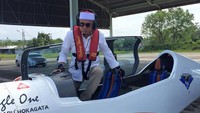 Pesawat Shark Aero buatan Slowakia dimiliki Irwandi sebelum menjadi gubernur. Untuk sekali blusukan, Irwandi hanya memakai Rp 1,1 juta uang APBD juga membeli pertamax dan bisa mengunjungi 10 daerah (Foto: Screenshot Facebook Irwandi Yusuf)