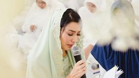 Tyas Mirasih tampil dengan gaun serba hijau. Foto: dok Instagram