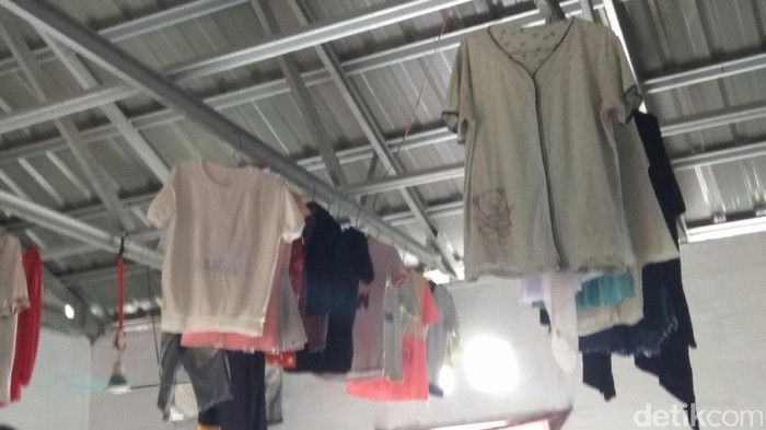 Tidak Ada Plafon, Warga Gunakan Atap Rumah Jadi Tempat Jemuran