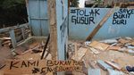 Sebelum Digusur Paksa, Warga Bukit Duri Bongkar Rumah Sendiri