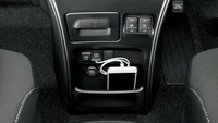 Bagi yang ingin mengisi baterai HP, Toyota menyediakan 2 port USB. Foto: Response