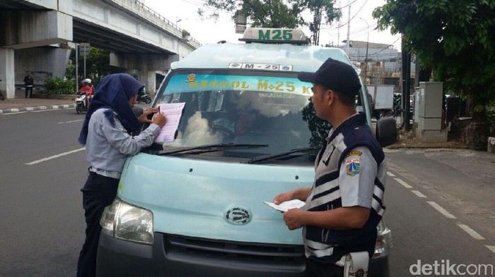 Selama 2 Hari, Puluhan Angkot Ditilang Sudinhub Jakbar