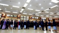 Para anggota Polri memberikan ucapan selamat.