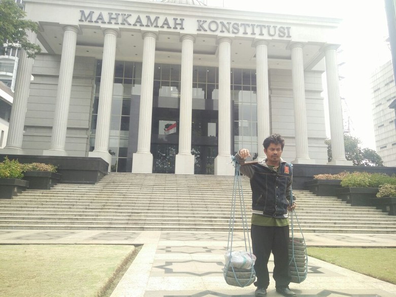 MK Minta Tajudin Tukang Cobek Buktikan Kerugian Konstitusionalnya MK Minta Tajudin Tukang Cobek Buktikan Kerugian Konstitusionalnya