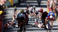 Kecelakaan terjadi sebelaum garis finis. REUTERS/Benoit Tessier.
