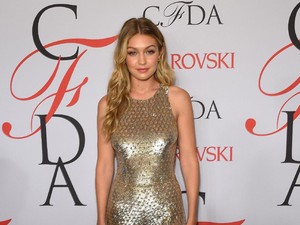 Penampilan Gigi Hadid dengan Rambut Super Pendek Untuk Iklan Sepatu