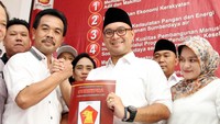 Dengan didampingi Ketua BAPPDA DPC Gerindra Kota Bekasi, dan Sekretaris DPC Gerindra Kota Bekasi ia menunjukan berkas pendaftaran Calon Walikota Bekasi 2018 melalui partai Gerindra di Kantor DPC Gerindra, Bekasi, Rabu (5/7).  Foto: dok. Gerindra