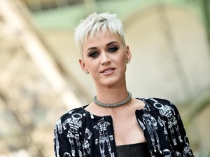 Bantah Oplas, Katy Perry Ungkap Perawatan yang Buat Wajahnya Lebih Cantik