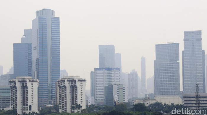 Gambaran polusi udara di Jakarta, pandangan terlihat berkabut. (Foto: Dikhy Sasra) Gambaran polusi udara di Jakarta, pandangan terlihat berkabut. (Foto: Dikhy Sasra)
