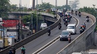 Penampakan sejumlah pengendara motor yang nekat menerobos flyover di kawasan Daan Mogot, Jakarta Barat, Rabu (5/7/2017).