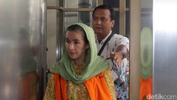 Ia datang dengan memakai rompi tahanan KPK.