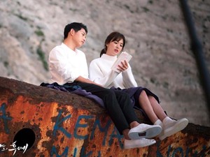 Ini yang Bikin Netizen Baper Song Joong Ki dan Song Hye Kyo Akan Menikah