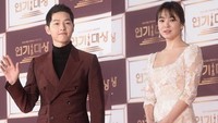 Song Joong Ki dan Song Hye Kyo mulai dekat ketika sama-sama membintangi drama populer Descendants of the Sun. Foto: dok Instagram