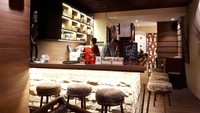 Bagi penikmati kopi juga bisa mencicip racikan kopi asli Papua di Papoea. Suasana minum kopi makin asyik di area mirip mini bar.