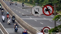 Terlihat rambu lalu lintas sudah terpasang sebelum memasuki jembatan layang.