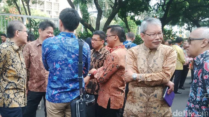 Bos-bos Migas dan Tambang Antre di Depan Kantor Jonan