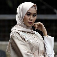 Pants & Long Outerwear: Kami Idea. Blouse: Etu Official. Photographer: Rahman/Detikcom. Stylist: Arina Yulistara. Model: Lia Karina Mansur (Juara 1 Sunsilk Hijab Hunt 2017)