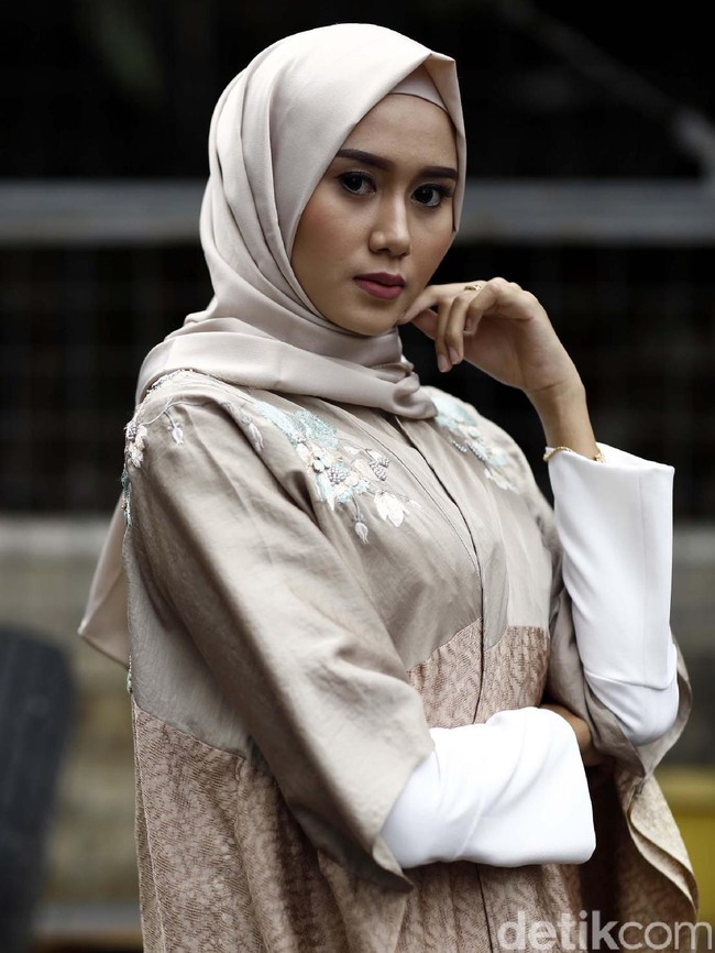 Pants & Long Outerwear: Kami Idea. Blouse: Etu Official. Photographer: Rahman/Detikcom. Stylist: Arina Yulistara. Model: Lia Karina Mansur (Juara 1 Sunsilk Hijab Hunt 2017)