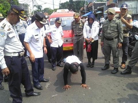 Sopir yang terkena razia di kawasan Pasar Kebayoran Lama dihukum petugas