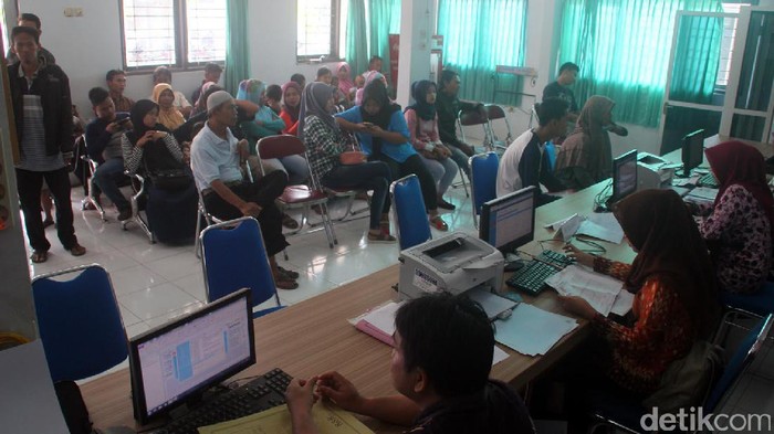 Wali Murid di Brebes Ramai-ramai Minta SKTM