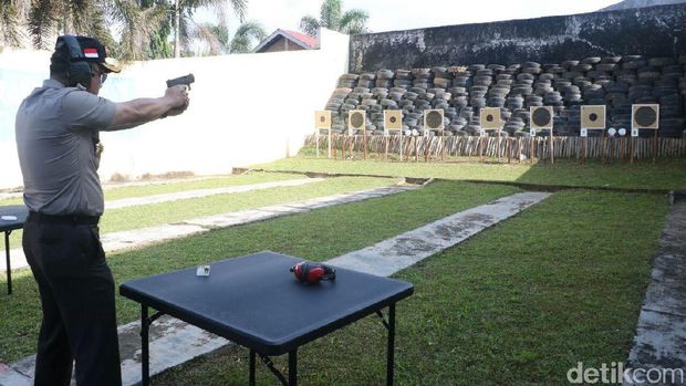 Antisipasi Teroris, Personel Polda Sumsel Ikut Latihan Tembak