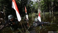 Medan yang ditempuh cukup berat. Selain berjalan di tanah lumpur, prajurit juga harus menceburkan diri di air rawa-rawa Sungai Wanggo. Senapan serbu keluaran Fabrique Nationale (FN) Belgia jenis FN Minimi dan senapan SS2-V4 keluaran Pindad terlihat mengacung digenggaman sejumlah pasukan TNI.