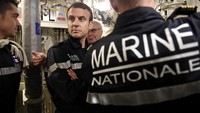Presiden Macron yang merupakan presiden Prancis ini memantau langsung simulasi peluncuran rudal nuklir dari kapal selam Le Terrible. Reuters/Fred Tanneau.