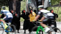 Aksi penonton Tour de France tak kalah esentrik. REUTERS/Benoit Tessier.