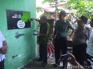 Polisi Hapus Lambang ISIS di Rumah Pelaku Teror Polda Sumut