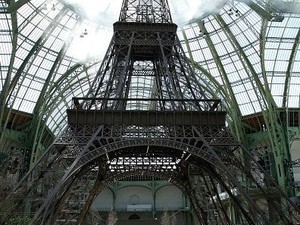 Karl Lagerfeld Bawa Menara Eiffel ke Gedung Fashion Show Chanel