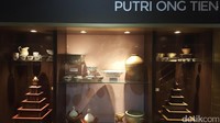 Keris-keris pusaka dari zaman Galuh, Pajajaran sampai Cirebon, dipajang dalam lemari kaca yang bagus. Begitu pun barang pusaka dari masa Sunan Gunung Jati dan istrinya Putri Ong Tien Nio dari Tiongkok (Fitraya/detikTravel)