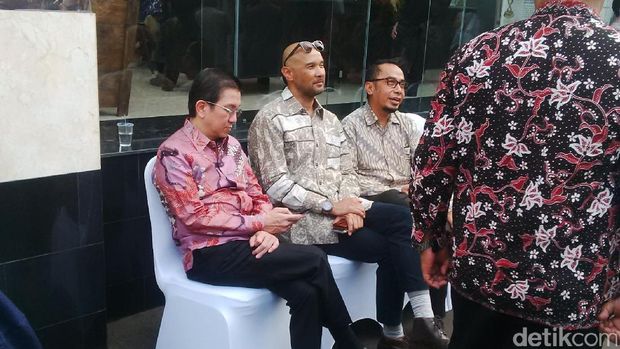 Bos-bos Migas dan Tambang Antre di Depan Kantor Jonan