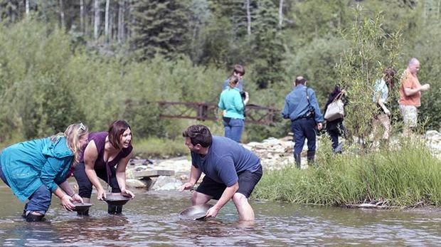 Traveler yang mencari emas di sungai (Dawson City)