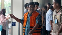 KPK memeriksaan Purnomo terkait kasus korupsi pengalihan anggaran pada Dinas PUPR tahun 2017.
