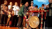 Menteri Pariwisata Arief Yahya secara simbolis resmi membuka Tour de Flores 2017 ditandai dengan memukul gong di Jakarta, Rabu (5/7/2017).