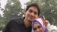 Lucky Hakim dan Tiara Dewi juga cuma menikah beberapa bulan saja. Hubungan pacaran singkat, nikah kilat, cerainya pun cepat. Konon Lucky cuma mau mengamankan langkah politik saja. Sementara Tiara adalah artis yang namanya sayu-sayu saja. Foto: Dok. Instagram/tiaradewireal