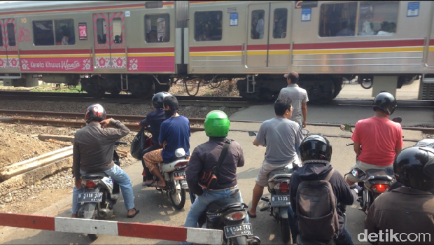 Banyak Pengendara Nekat Terobos Palang Perlintasan KA di Cakung
