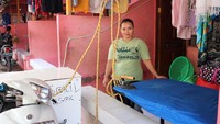Ibu bernama Adelia Herawati. Ia justru menawarkan jasa Gosok Keliling atau setrika yang disebut Gokil di atas motor Mionya. Foto: Dina Rayanti