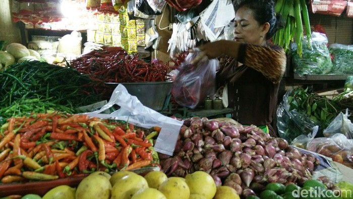 Harga bahan pangan di Pasar Tebet Timur, Jakarta Selatan