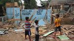 Sebelum Digusur Paksa, Warga Bukit Duri Bongkar Rumah Sendiri