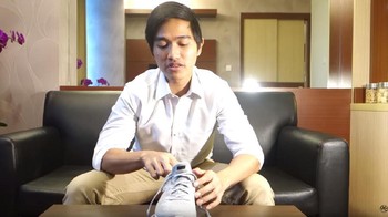 Begini aksi Kaesang saat menjelaskan soal sneakers bapaknya yang dibicarakan netizen. Foto: Screenshot Youtube Kaesang