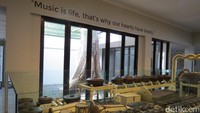 Ada juga gamelan bersejarah, perhiasan dan perabotan kristal, perak dari Eropa. Tiket masuk keraton harganya Rp 15.000. Tiket museum dijual terpisah di dalam keraton seharga Rp 25.000 (Fitraya/detikTravel)