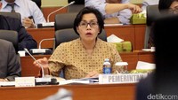 Menteri Keuangan Sri Mulyani didampingi Menteri PPN/Bappenas Bambang Brodjonegoro, dan Gubernur Bank Indonesia Agus Martowardojo mengikuti rapat kerja dengan Banggar DPR di Kompleks Parlemen, Senayan, Jakarta, Rabu (5/7/2017).