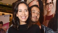 Nadine Alexandra diganggu Chicco Jerikho yang menjadi lawan mainnya di film tersebut. Foto: Noel/detikHOT