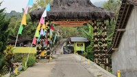 Fasilitasnya ada toilet, warung-warung makan, musala, gazebo. Penjual kaos dan pernak-pernik. Wisata Lereng Kelir menjadi berkah tersendiri bagi masyarakat sekitar dikarenakan bisa berjualan (Dok pribadi Ari Kurniawan)