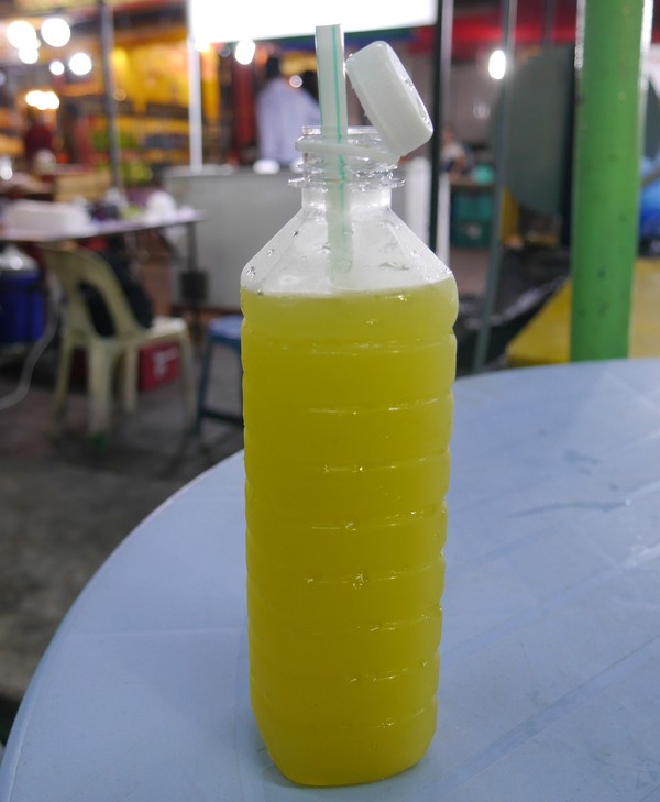 Foto: Kalau haus, pilihan minuman di Jalan Alor juga banyak dan harganya terjangkau. Smoothies, jus buah, es tebu, es krim, akan menjadi teman jajan kamu (Kurnia/detikTravel)