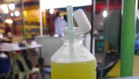 Foto: Kalau haus, pilihan minuman di Jalan Alor juga banyak dan harganya terjangkau. Smoothies, jus buah, es tebu, es krim, akan menjadi teman jajan kamu (Kurnia/detikTravel)
