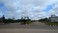 Jalan yang mulus dan beraspal ini juga dihiasi dengan pemandangan alam hutan lebat di sisi kiri kanannya. Sehingga  menciptakan kombinasi pemandangan yang cukup indah. Foto: dok. Kementerian PUPR