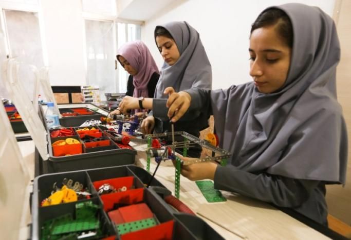 hijabers afghanistan, hijabers pembuat robot